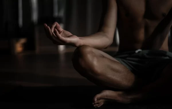 Hombre sentado con expresión serena, utilizando el programa meditación en 21 días