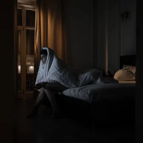 El uso de pantallas antes de dormir alimenta la ansiedad nocturna. Descubre cómo romper este ciclo y dormir profundo.