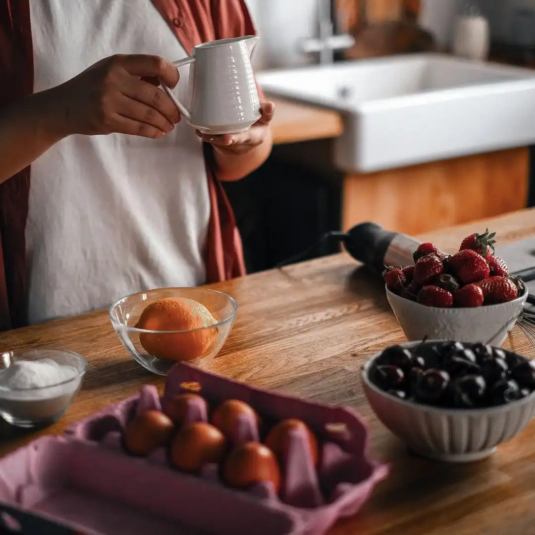 Disciplina y alimentación: persona organizando su rutina saludable